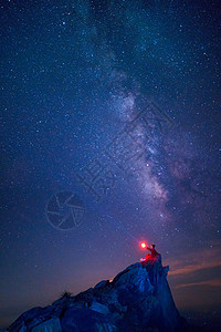 夏天山顶星空银河下的浪漫少女图片