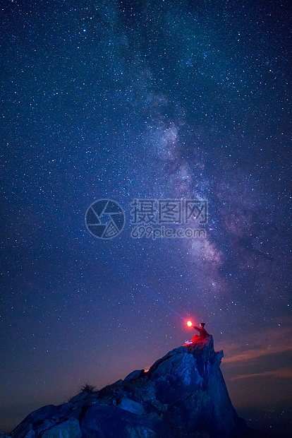 夏天山顶星空银河下的浪漫少女图片