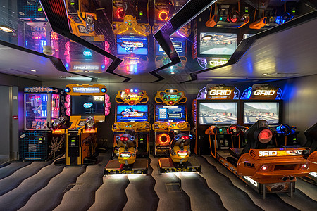 豪华游轮上的游戏机厅背景图片
