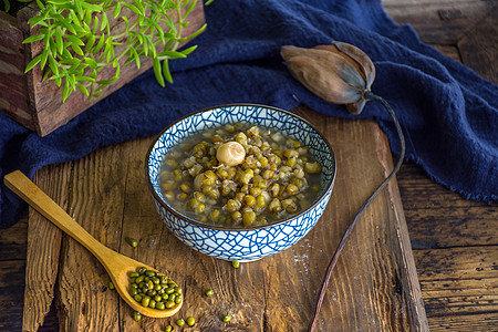 绿豆汤美食促销夏日清凉解暑的绿豆莲子汤背景