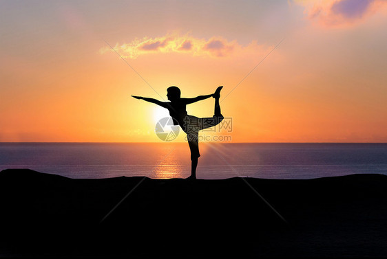 夕阳下的瑜伽女士图片