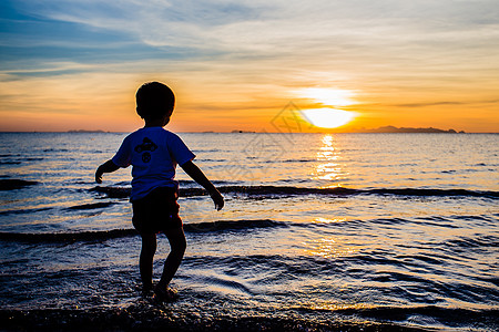 海边玩耍的孩子苏梅岛孩子海边玩耍背景