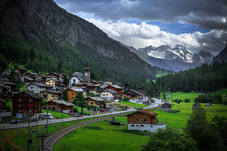 瑞士阿尔卑斯山脚下的田园村落背景图片