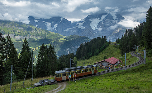 瑞士阿尔卑斯山观光小火车背景图片