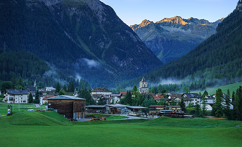 瑞士阿尔卑斯山脚下的著名旅游小镇贝尔金图片