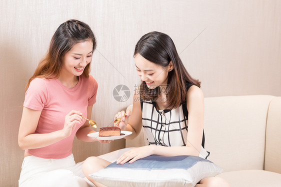 女性吃甜品图片