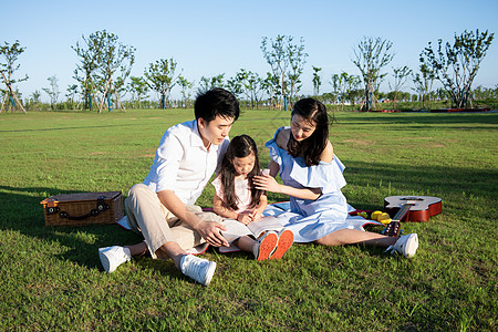 一家人户外游玩讲故事图片素材