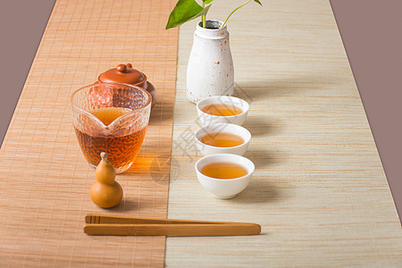茶席上的茶汤和茶具背景图片