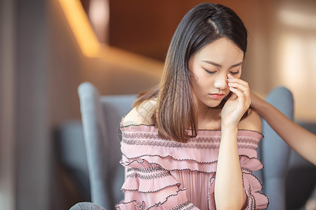 安慰伤心的闺蜜背景图片