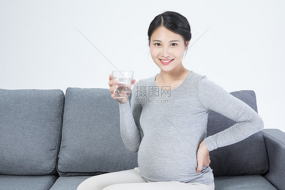 孕妇喝水图片