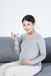 孕妇喝水背景图片
