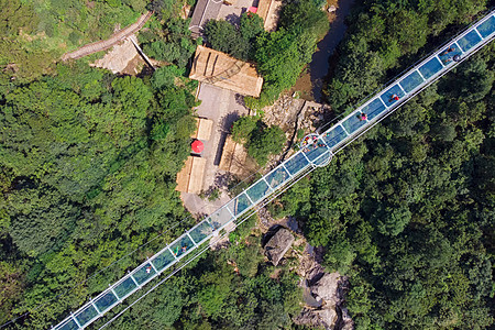 俯瞰湖北旅游恩施峡谷间的玻璃栈桥高清图片