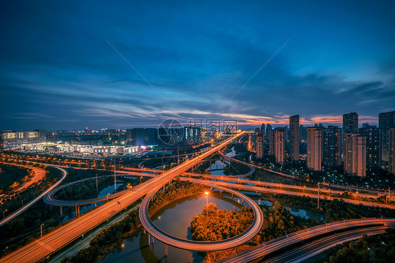 夕阳晚霞下的城市立交桥车轨图片