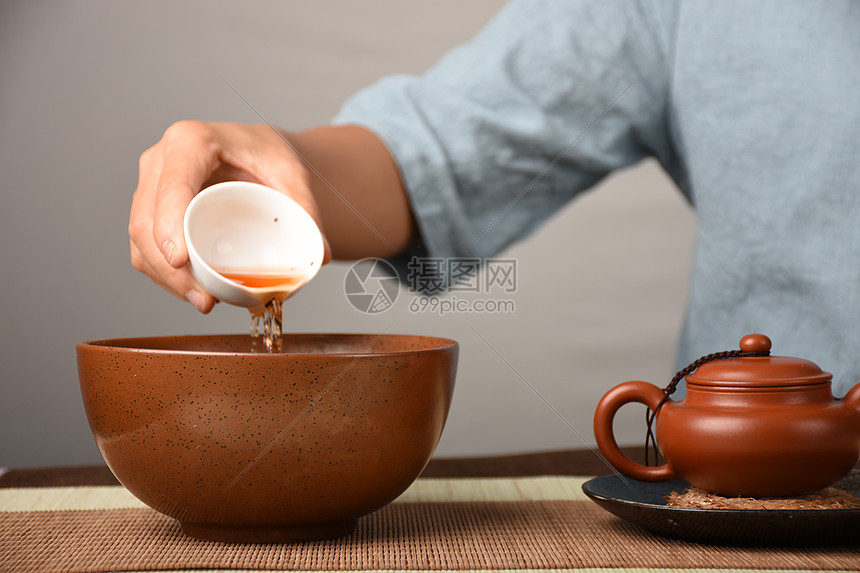 在茶会上泡茶品茶图片