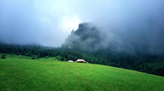 青山草地雨后甘南云山雾绕胜仙境背景