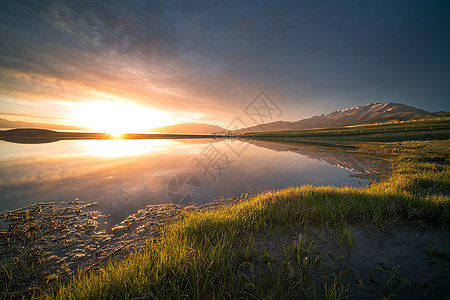 新疆湿地落日图片