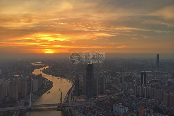 俯瞰夕阳下的城市蜿蜒江河余晖图片