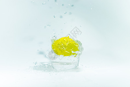 柠檬调入杯子背景图片