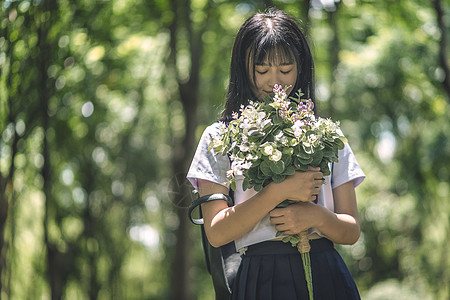 树林中的小清新美女图片