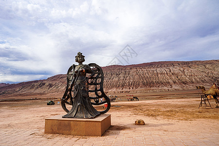 新疆吐鲁番火焰山景区铁扇公主雕像图片