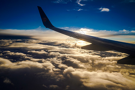 飞机飞过云层图片