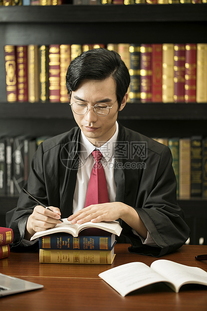 男律师看书图片