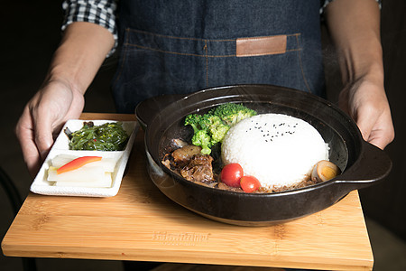 牛肉砂锅饭图片