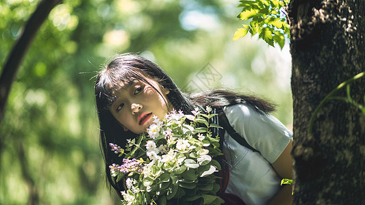 树林中小清新美女图片