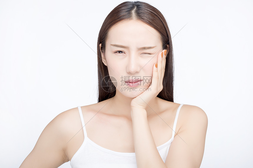 女性蛀牙牙疼图片