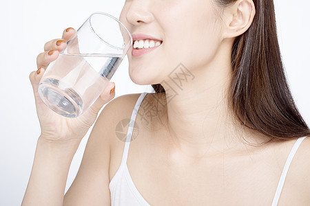女性喝水健康生活图片