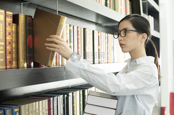 女学生图书馆阅读图片