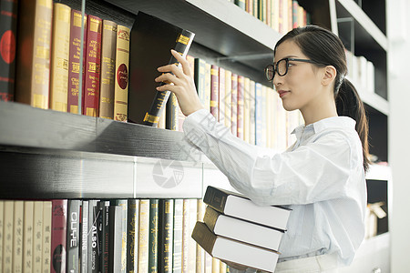 女学生图书馆阅读图片