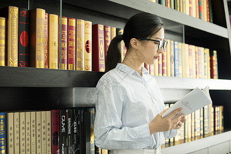 女学生图书馆阅读背景图片