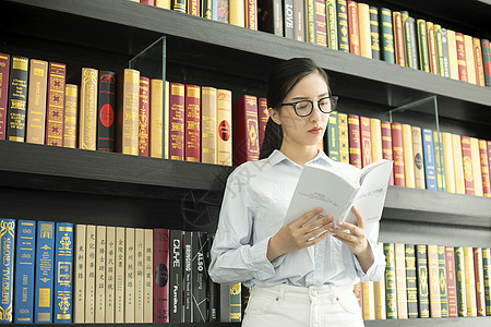 女学生图书馆阅读图片