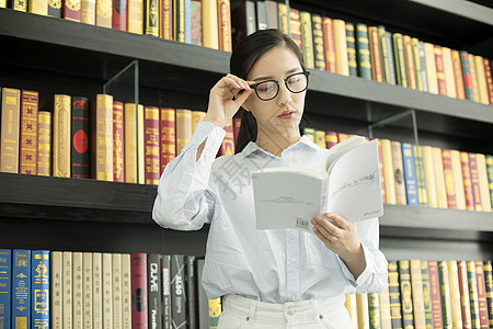 女学生图书馆阅读图片