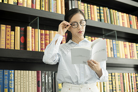 女学生图书馆阅读背景图片