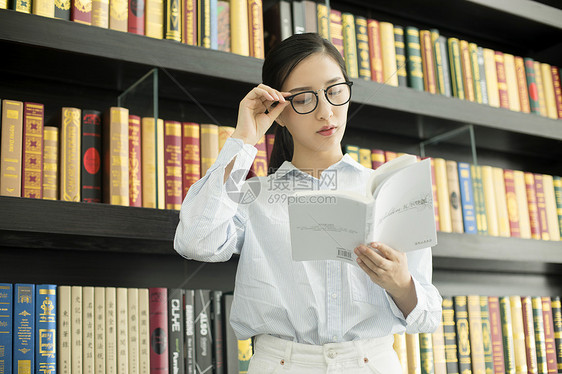 女学生图书馆阅读图片