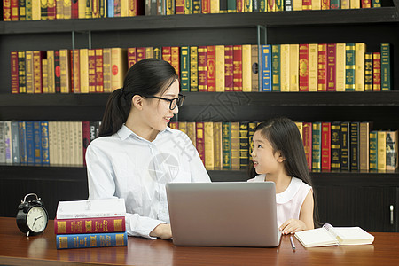 老师辅导学生学电脑背景图片