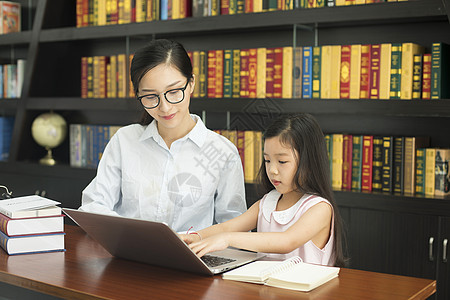 老师辅导学生学电脑背景图片