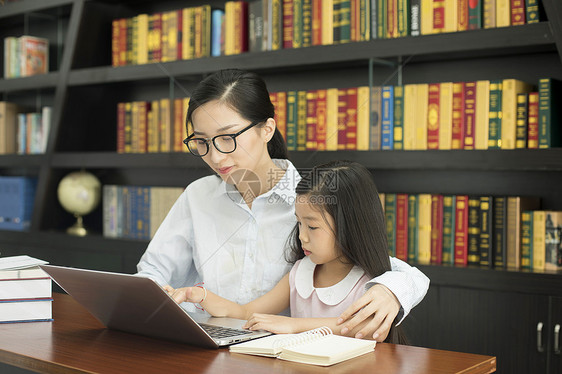 老师辅导学生学电脑图片