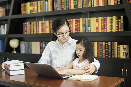 老师辅导学生学电脑图片