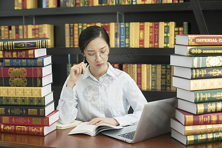 高中女学生考试复习背景