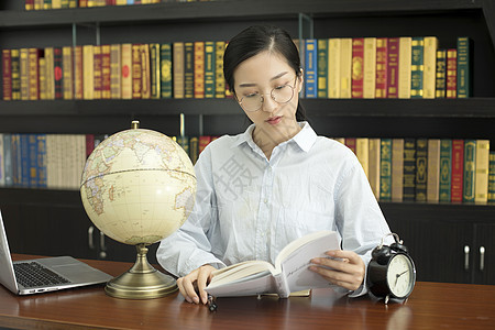 女学生学习地理图片