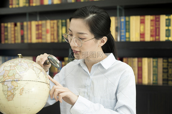 女学生学习地理图片