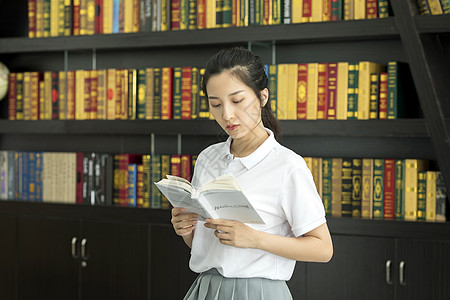 女学生图书馆看书背景图片