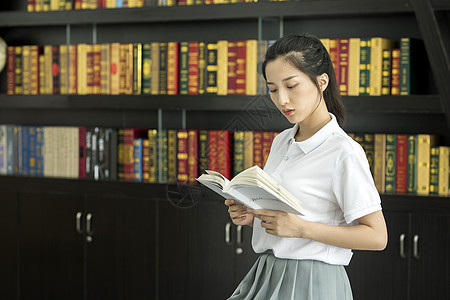 女学生图书馆看书背景图片