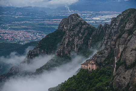 西班牙加泰罗尼亚地区著名游览圣地蒙特塞拉特山景色高清图片