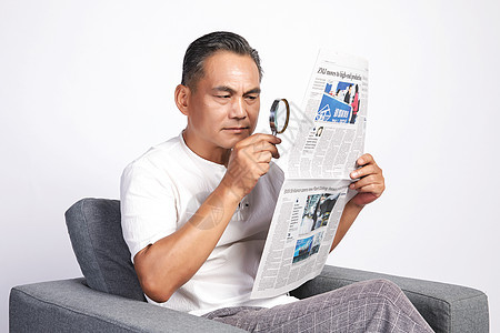 退休的中年男人看报纸图片