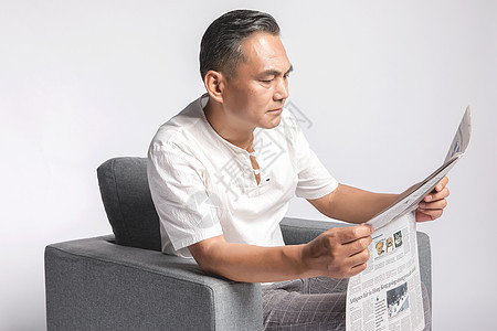 退休的中年男人看报纸模特高清图片素材
