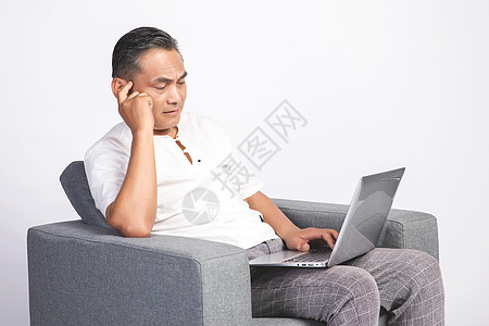 退休在家的中年男人玩电脑图片